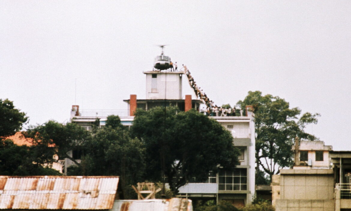 Sympatisören Pulitzerprisad roman om »Det amerikanska kriget« En av de sista helikoptrarna med flyende på USA:s ambassad i Saigon