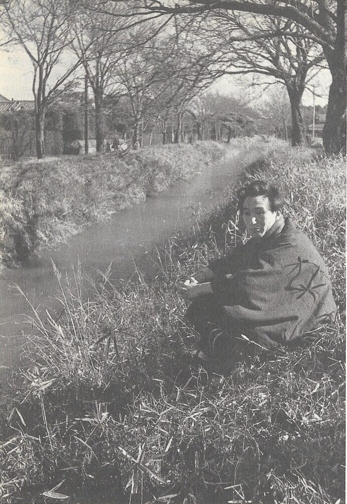 Osamu Dazai vid Tamagawa-floden 1948, där han senare tog sitt liv.